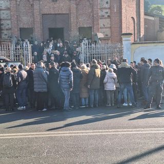 Folla commossa per l'ultimo saluto a Gian Mesturino: &quot;Una leggenda del teatro piemontese&quot; [VIDEO]