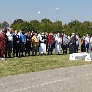 In centinaia ai funerali delle sorelle morte al camping di Marina di Massa. Palloncini bianchi in cielo per Jannat e Malak [FOTO e VIDEO]