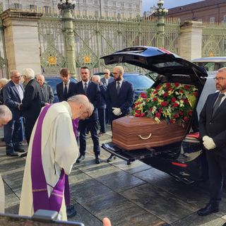 In centinaia a Torino per il funerale di Gianni Vattimo: &quot;La carità è un limite invalicabile&quot; [VIDEO]