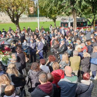 Una folla commossa per l'ultimo saluto a Maria Masi, vittima della follia a Venaria