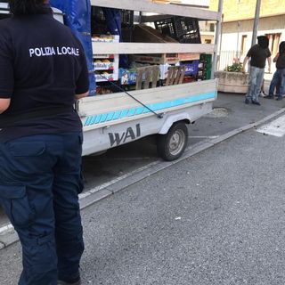 Nichelino, furgoncino della verdura circolava senza assicurazione: per l'ambulante 900 euro di multa