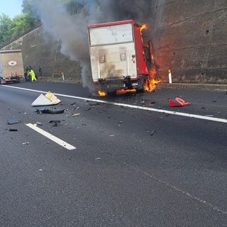 Una immagine del furgoncino avvolto dalle fiamme dopo l'incidente