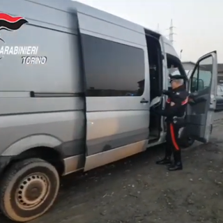 Cercano di vendere sul web un furgone rubato, ma i clienti sono carabinieri: 2 arresti