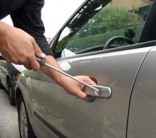 Moncalieri fa i conti con i topi d'auto e i furti nei locali (foto d'archivio)