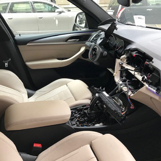 Smontavano dispositivi multimediali dalle Bmw in 2 minuti: arrestati due ventenni a Torino [VIDEO]