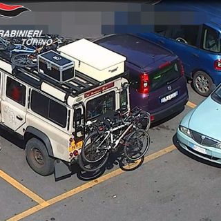 Nichelino: depredavano le auto dei clienti del supermercato, presa la banda del parcheggio