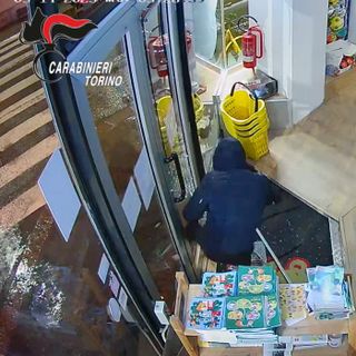 ladro all'interno di un negozio