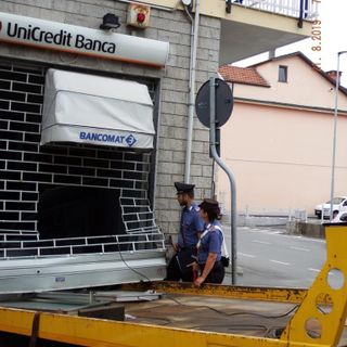Tentano di sradicare un bancomat a Piscina con un carro attrezzi e poi scappano in auto