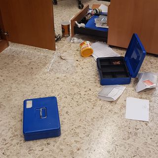 uffici in disordine e oggetti alla rinfusa dopo il blitz dei ladri in circoscrizione 4