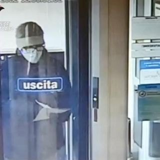 Ladro che entra in un bancomat