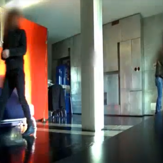Lo smartphone gli segnala il furto in casa: chiama la Polizia e fa arrestare i ladri (VIDEO)