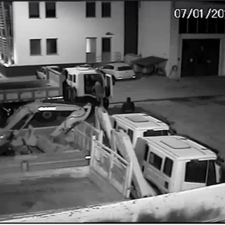 Furto e ricettazione di escavatori e autocarri: quattro persone finiscono in manette. E' caccia ad altri 2 complici [VIDEO]
