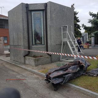 Cercano di rubare del rame da una tomba del cimitero di Abbadia: messi in fuga dall'allarme