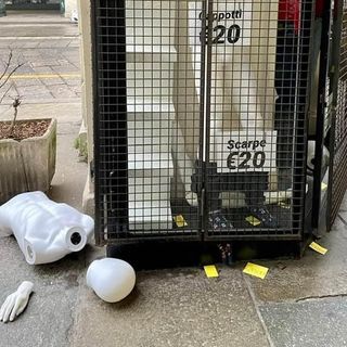 vetrina sfondata vetrina sfondata