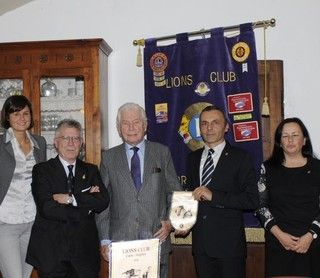 Un'immagine del 2013: Gabetti (al centro nella foto) racconta le proprie origini doglianesi ai soci del locale Lions Club