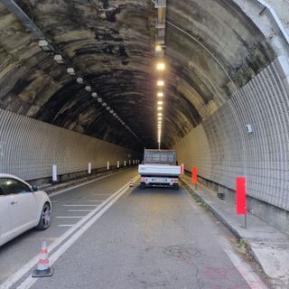 cantiere all'interno di una galleria