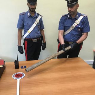 Sputa per terra e viene rimproverato: aggredisce il passante e gli spacca una gamba