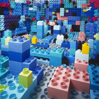 Jee Young Lee in mezzo a mattoncini lego enormi