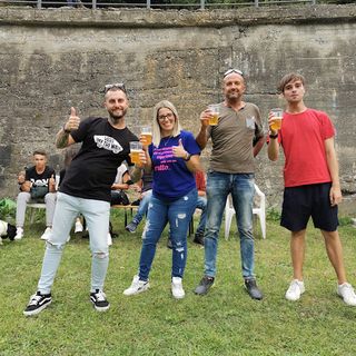 Quattro persone in piedi