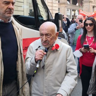 Partigiano parla al microfono