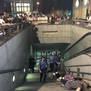 Gattino bloccato sotto le scale della metropolitana: a Re Umberto tour de force per salvarlo (VIDEO)