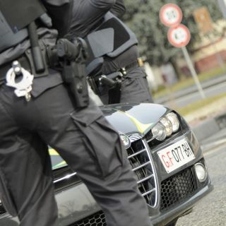 Girava in auto con una grossa mannaia nel cassetto porta oggetti: denunciato