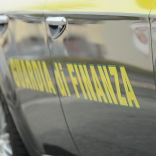 Prega in mezzo alla strada e blocca il traffico. Poi aggredisce i finanzieri: arrestato