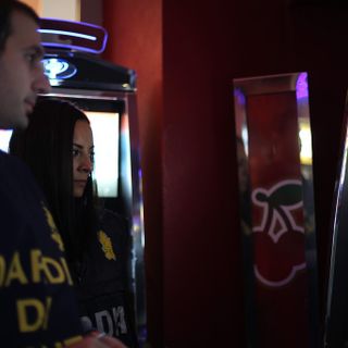 Perde una fortuna alle slot machine: sfoga la sua frustrazione prendendole a pugni