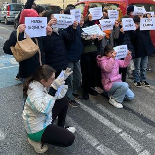 Genitori e bimbi della primaria D'Azeglio mangiano in strada per protesta
