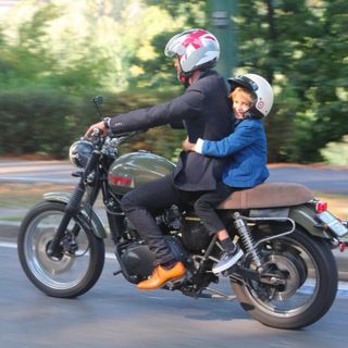 A Torino motociclisti in abiti da gentlemen per raccogliere fondi contro il tumore alla prostata e i suicidi [FOTO]