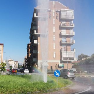 Mirafiori sud si risveglia con un &quot;geyser&quot; in mezzo alla strada (VIDEO)