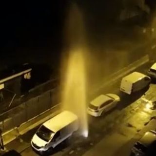 Moncalieri, esplode una tubatura e si alza un geyser in via Serao