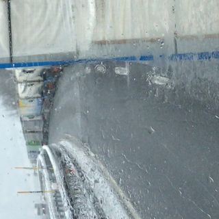 Una colonna di camion lunga 5-6 chilometri ferma sull'A32 del Frejus, complici neve e ghiaccio