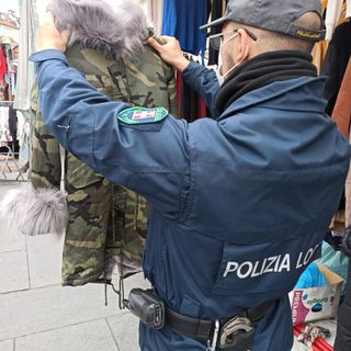 Agente di Polizia Municipale con un capo d'abbigliamento