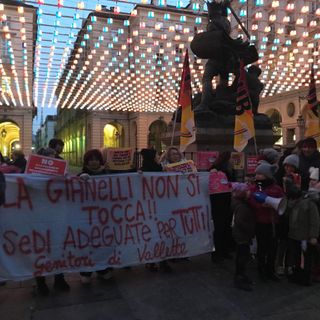 I bimbi della Gianelli trasferiti in un’altra scuola, sotto il Comune la rabbia dei residenti delle Vallette [FOTO E VIDEO]