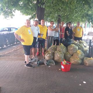 Nichelino, il comitato di quartiere Juvarra ripulisce i guardini di via 1° Maggio: “Area restituita ai bambini” (FOTO)