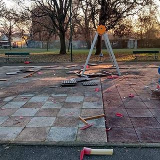 area gioco via somalia vandalizzata area gioco via somalia vandalizzata