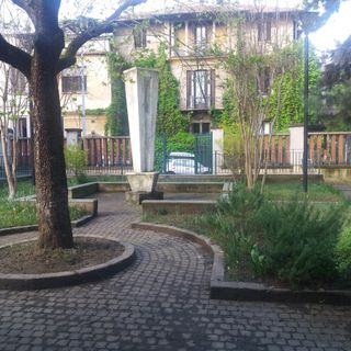 Guerrilla gardening con i libri: a maggio sboccia la poesia nel giardino di via Campana
