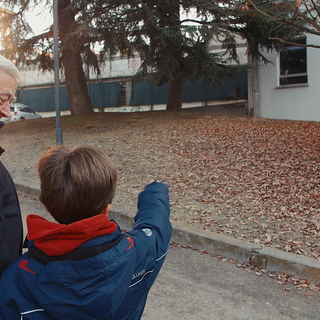 anziano e bimbo indicano un giardino
