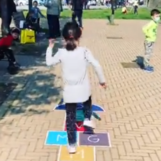 bambini nel parco giochi diffuso di nichelino