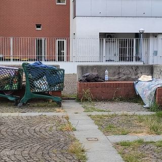 Il giardino fantasma di via Carso: l'ampia area verde ritrovo di senza fissa dimora e snobbata dai residenti
