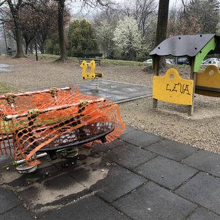 In altalena non c'è posto per il degrado: una mozione per salvare il parco giochi di via Ventimiglia (anche con un'area cani)