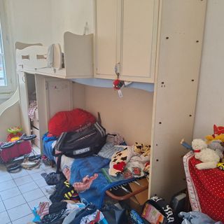 camera piena di giocattoli