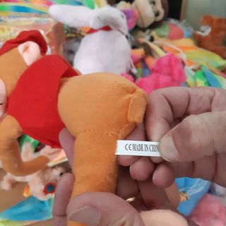 Peluches e altri giocattoli sequestrati un negozio di via XI Febbraio: erano privi di marchio CE