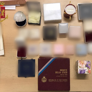 Trova dei gioielli in cantina e tenta di rivenderseli: denunciato