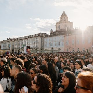 gente in strada a Torino