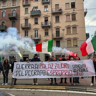 Blitz di Gioventù Nazionale sotto al 'Palazzo dello spaccio' di corso Giulio