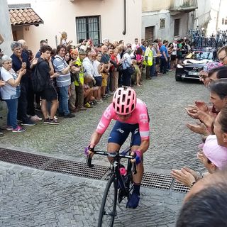 L'arrivo del Giro colora di rosa le strade di Pinerolo