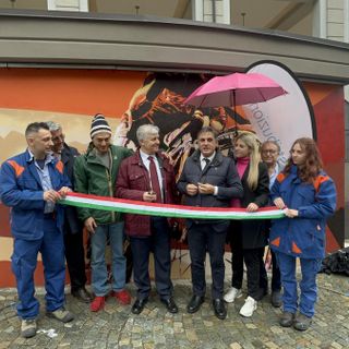 taglio del nastro della cabina in rosa