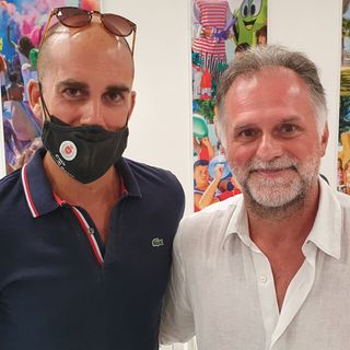 due persone insieme, uno con mascherina e uno senza